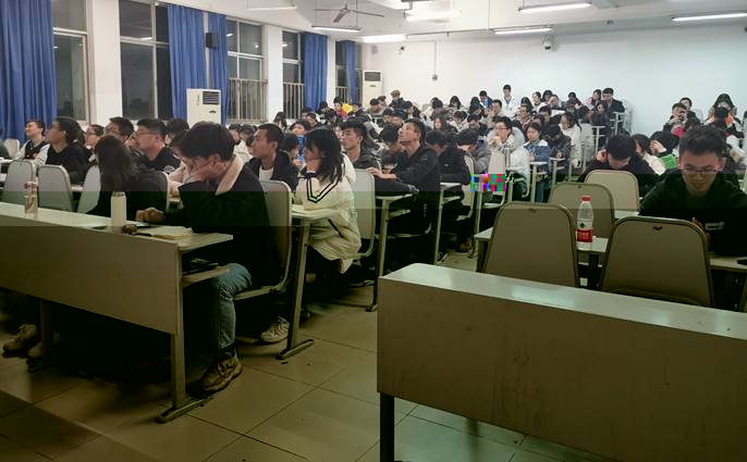 圖片包含 室内, 天花闆, 人物, 人員描述已自動生成